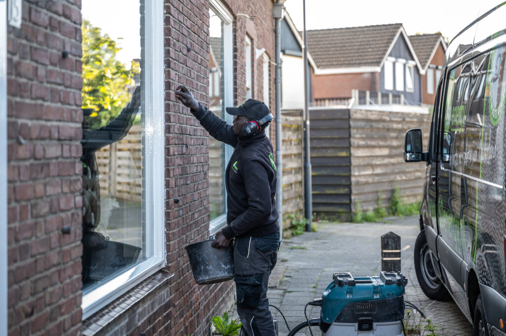 Spouwmuurisolatie verwijderen, boorgaten foam plaatsen